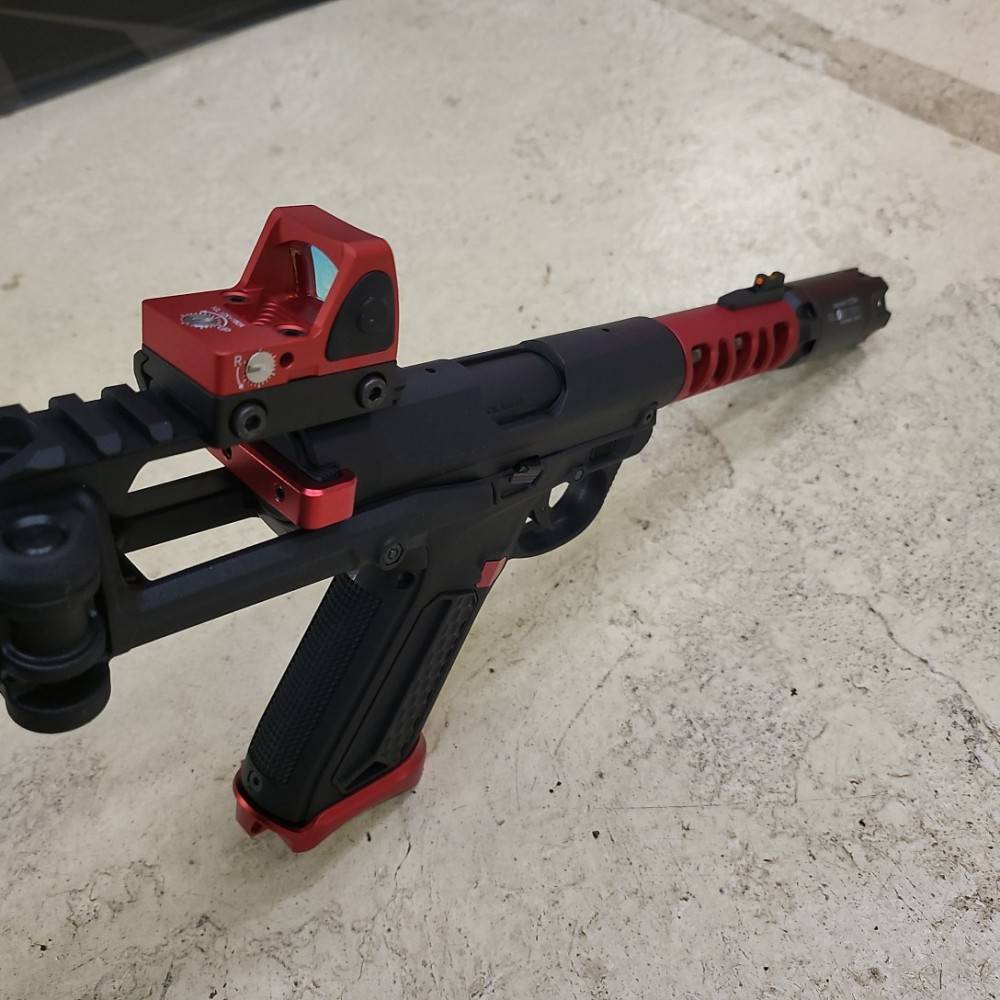 AAP custom assassin noir et rouge avec RMR et crosse et traceur