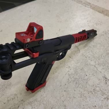 AAP custom assassin noir et rouge avec RMR et crosse et traceur