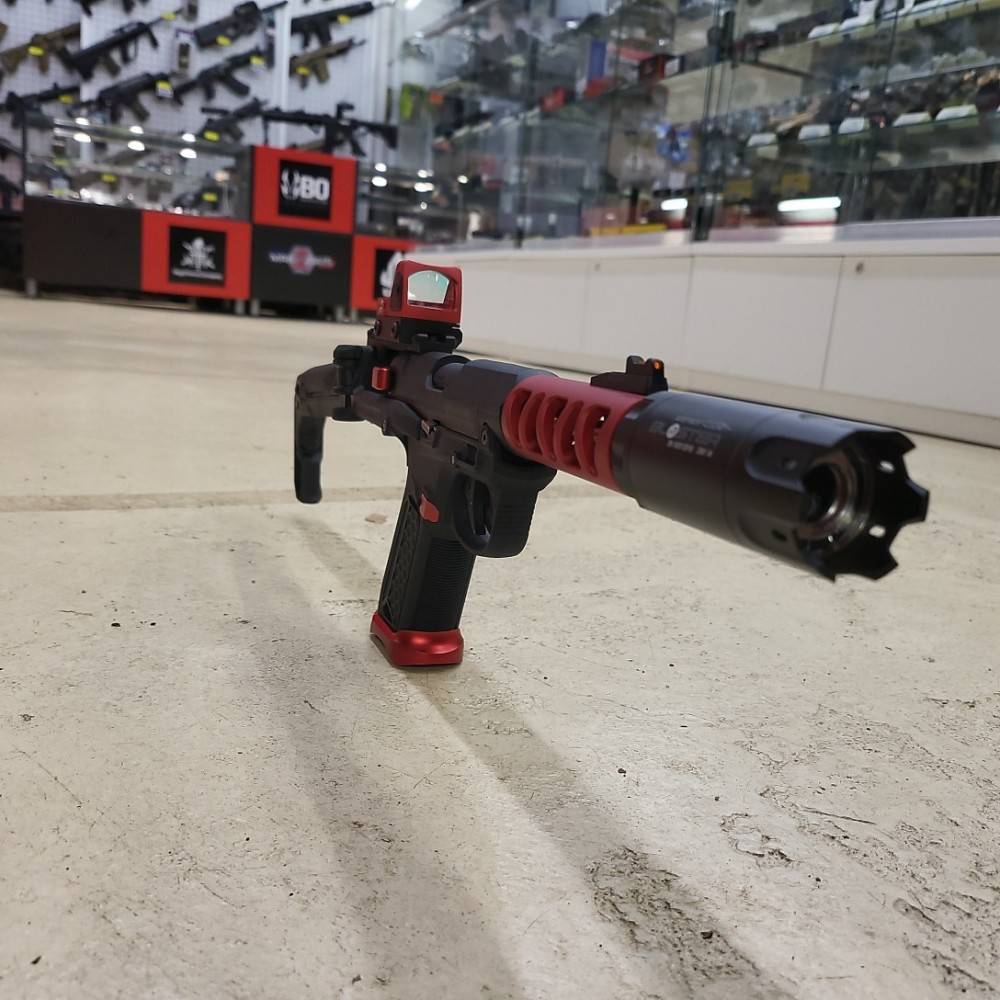 AAP custom assassin noir et rouge avec RMR et crosse et traceur