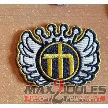 patch velcro one piece logo jaune sur fond aile avec couronne